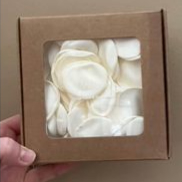 Ivory petals - Picture 1 of 1